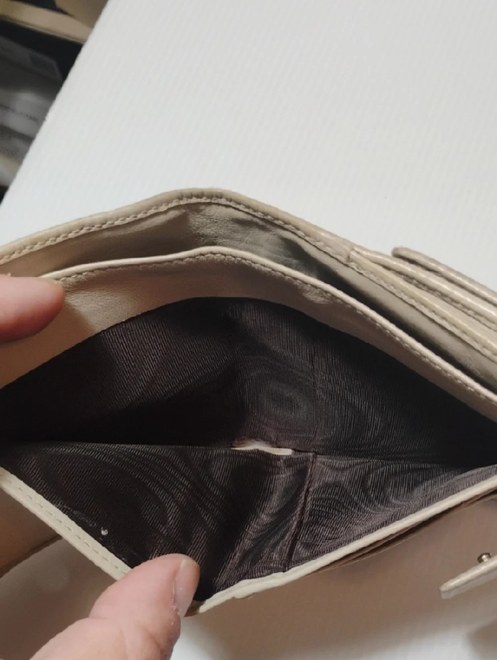 Gucci Authentic Beige Bow Embossed GG Wallet - Picture 9 of 10